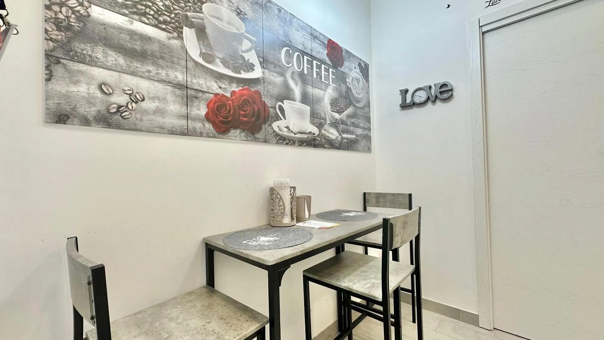 Dantonarooms Naples 0*,  Italy