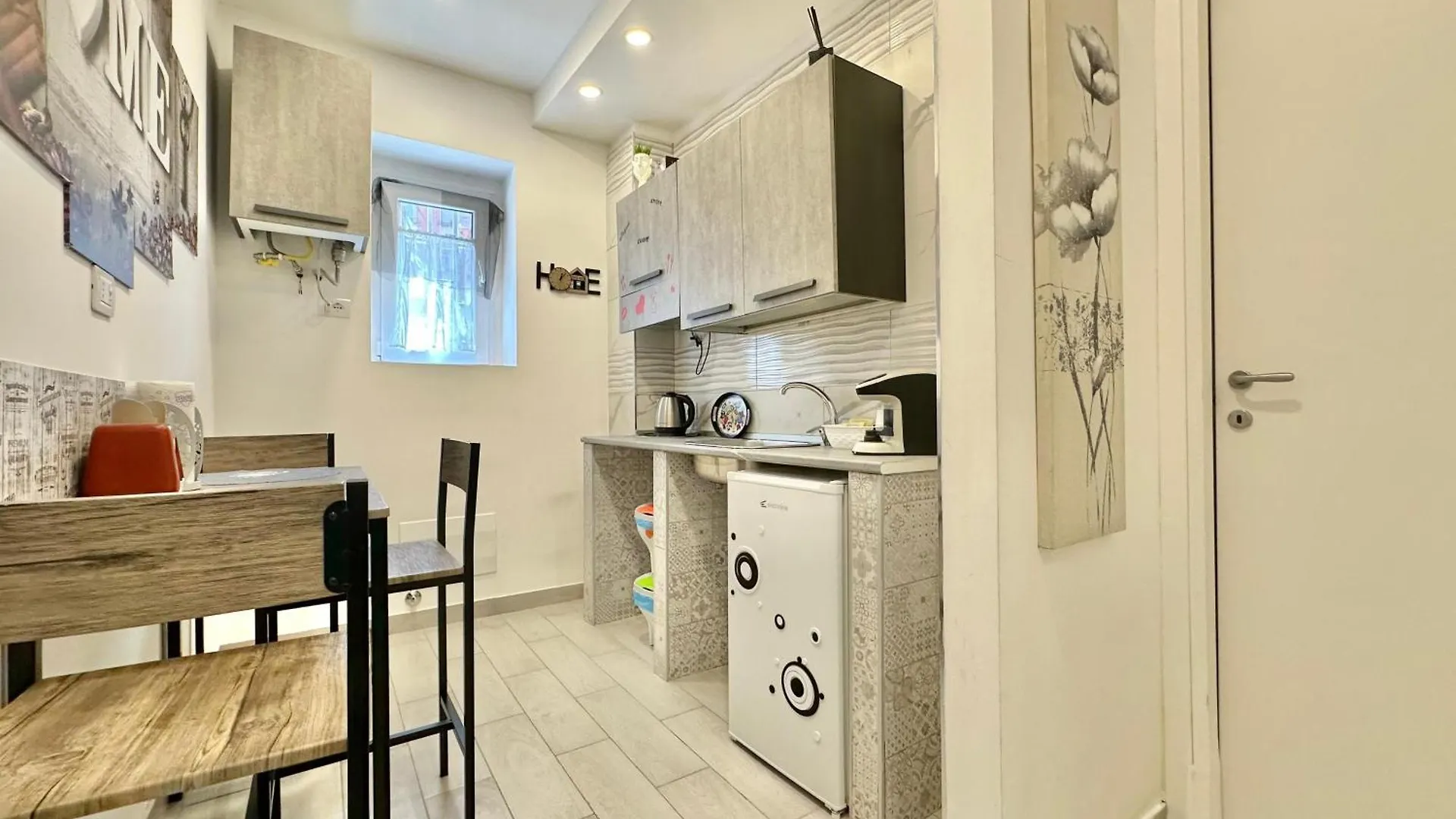 Dantonarooms Неаполь 0*,  Италия